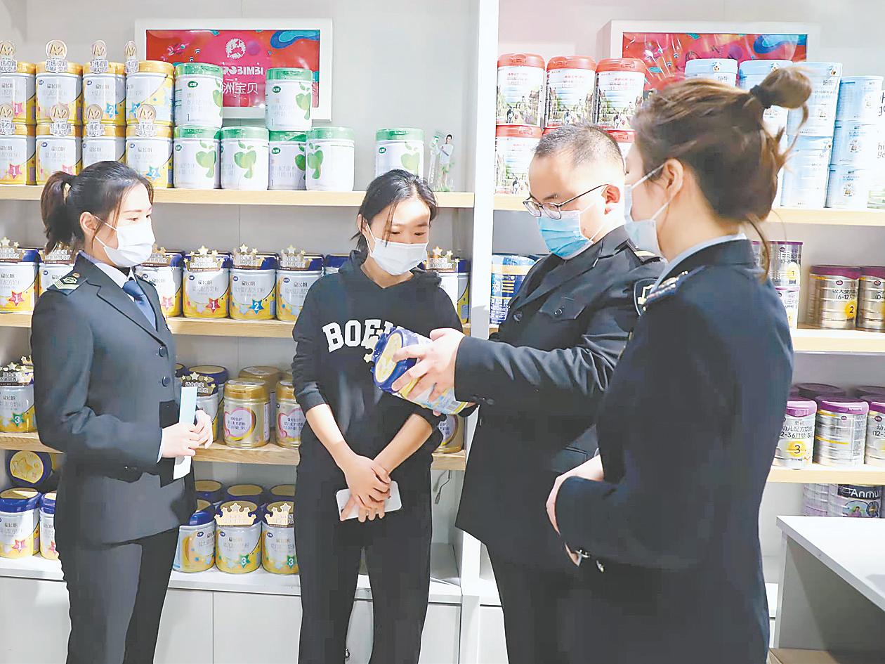 示范区分局对出售婴幼儿奶粉的超市开展婴幼儿配方奶粉专项检查。